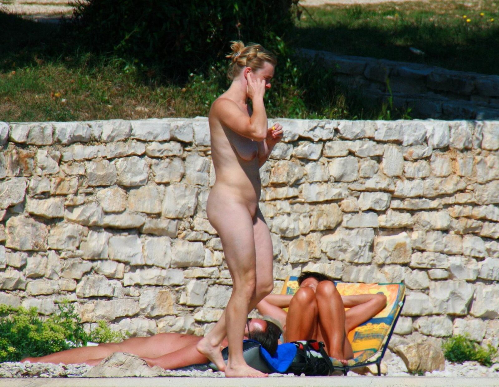 Maman nudiste blonde avec de superbes seins et un corps formidable