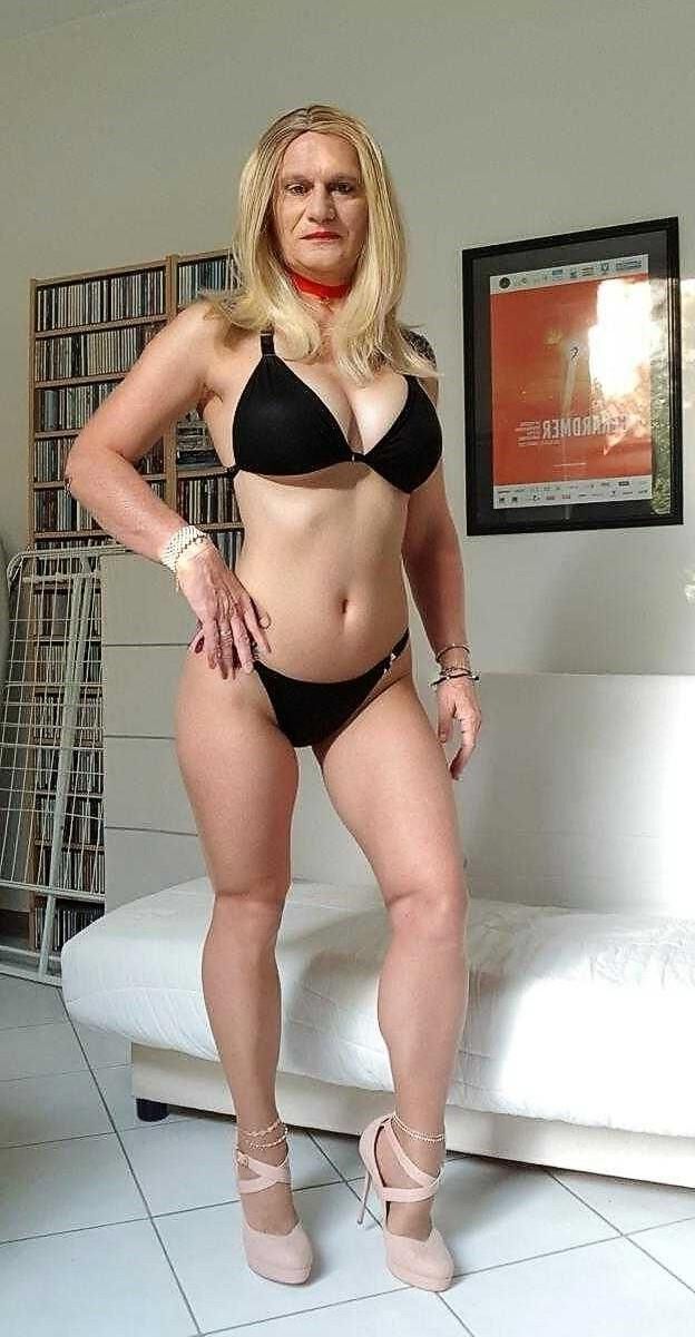 Caroline es una perra MILF