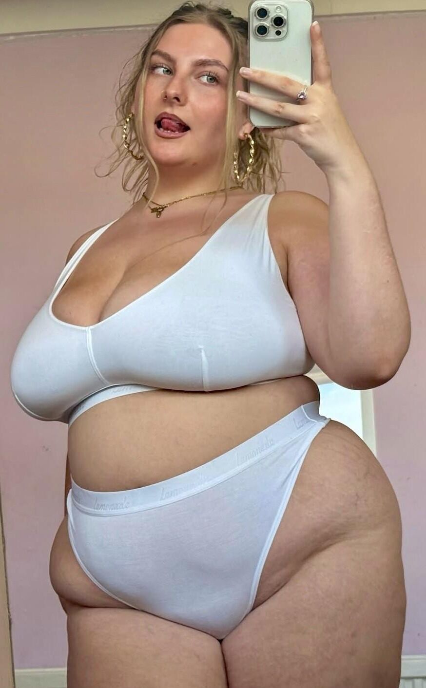 Sexy blonde BBW-MILF