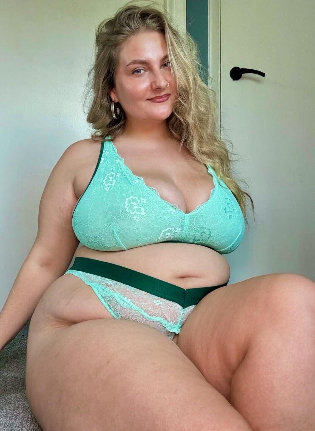 Sexy blonde BBW-MILF