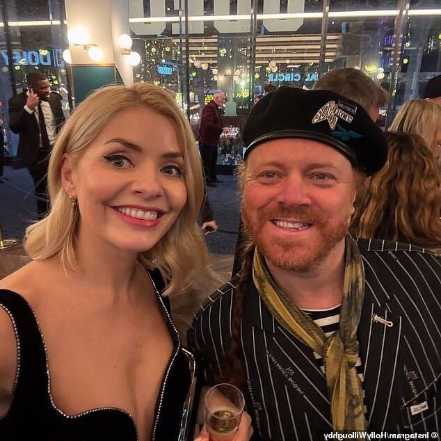 Better Man, première Holly Willoughby, décolleté sexy de la déesse MILF