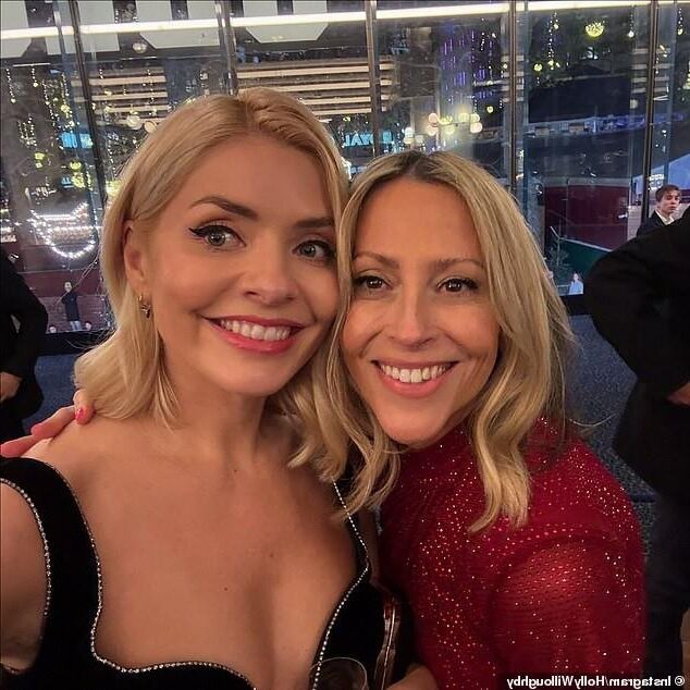 Better Man, première Holly Willoughby, décolleté sexy de la déesse MILF