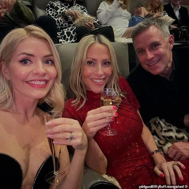 Better Man, première Holly Willoughby, décolleté sexy de la déesse MILF