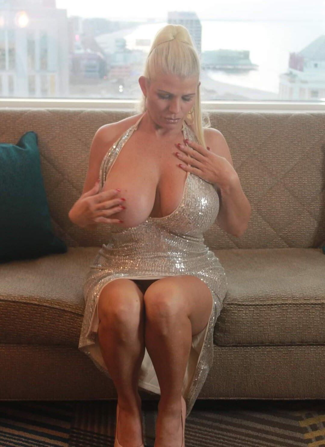 Cougar roumaine aux gros seins Nataly....COMMENTAIRES SANS LIMITES