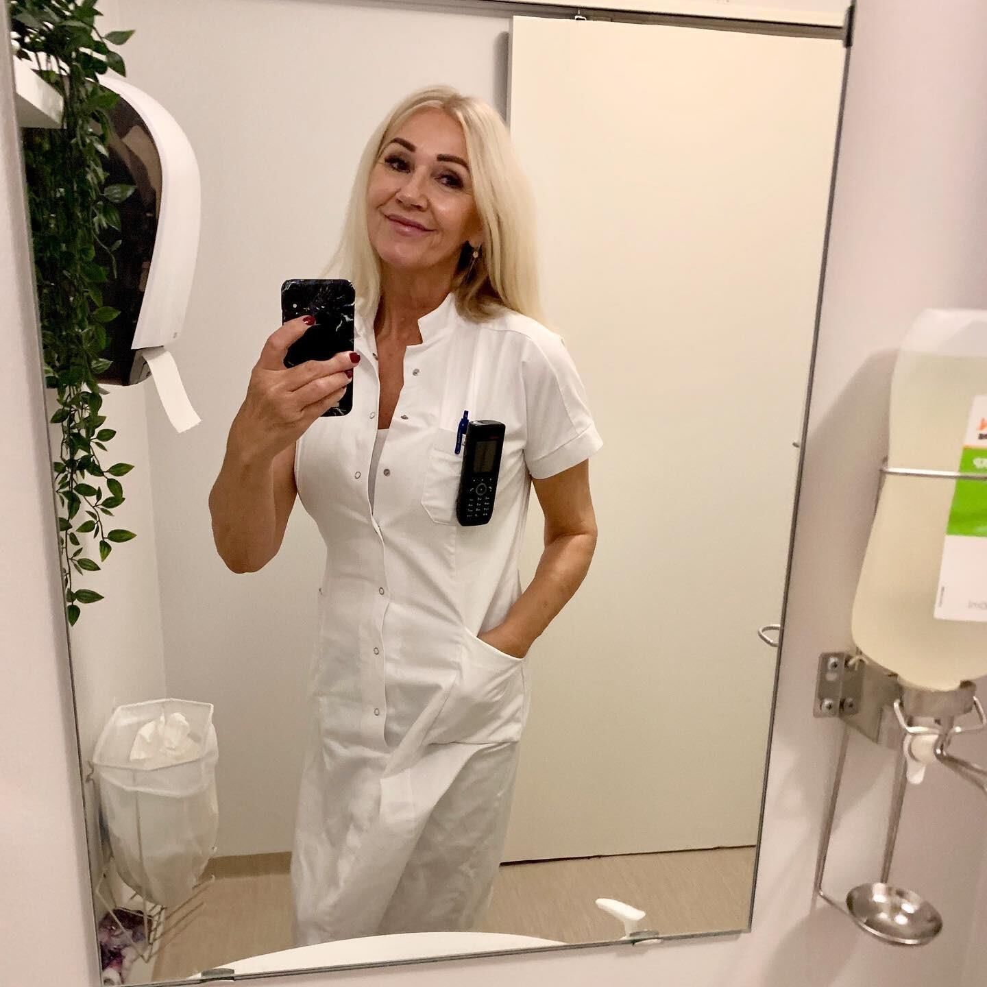 Heiße blonde Krankenschwester in Dessous