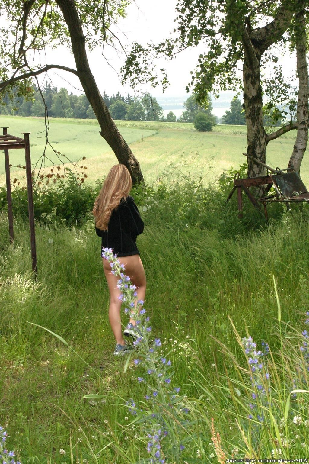 Blonde russe posant et pissant à la campagne