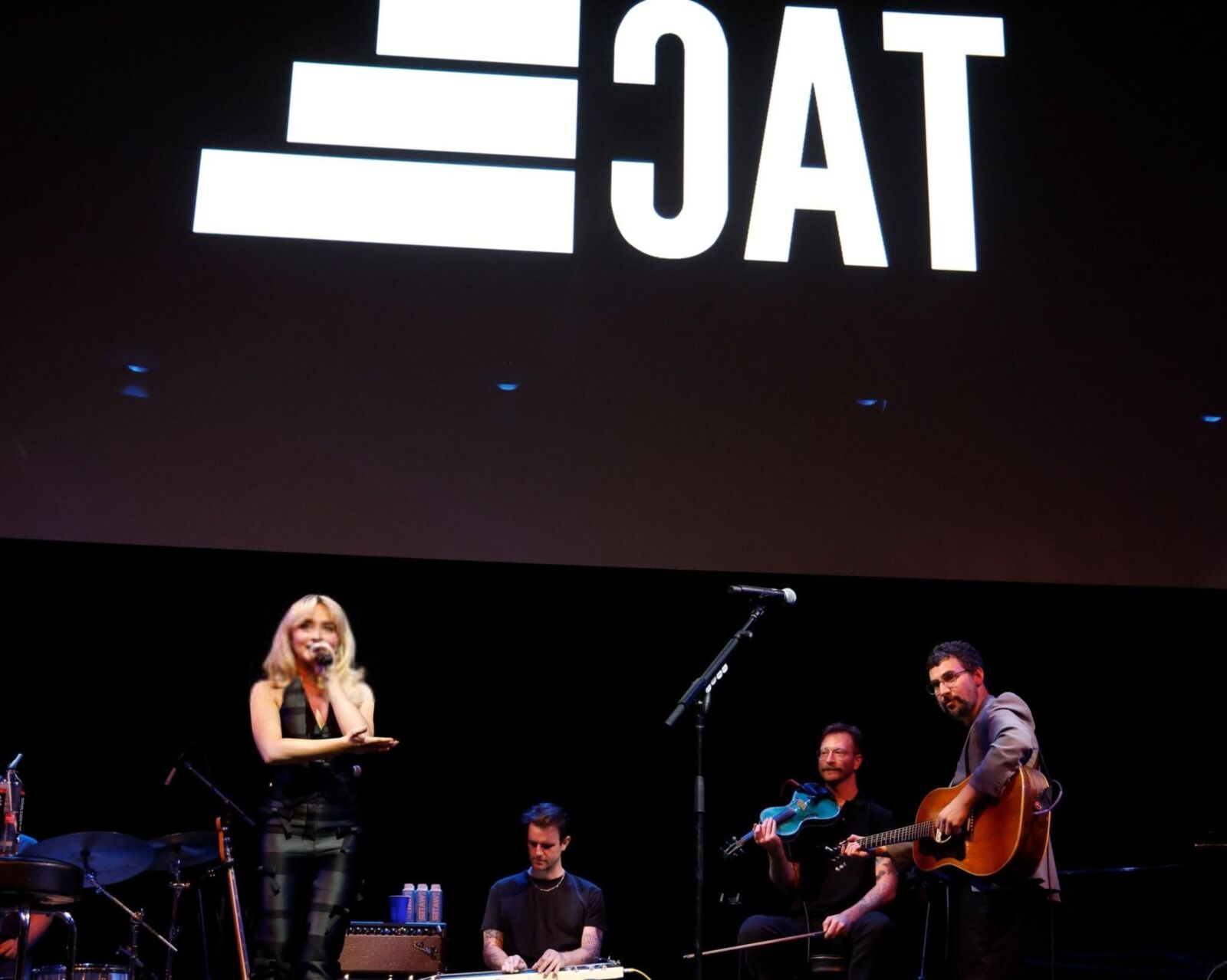 Sabrina Carpenter joue avec Bleachers