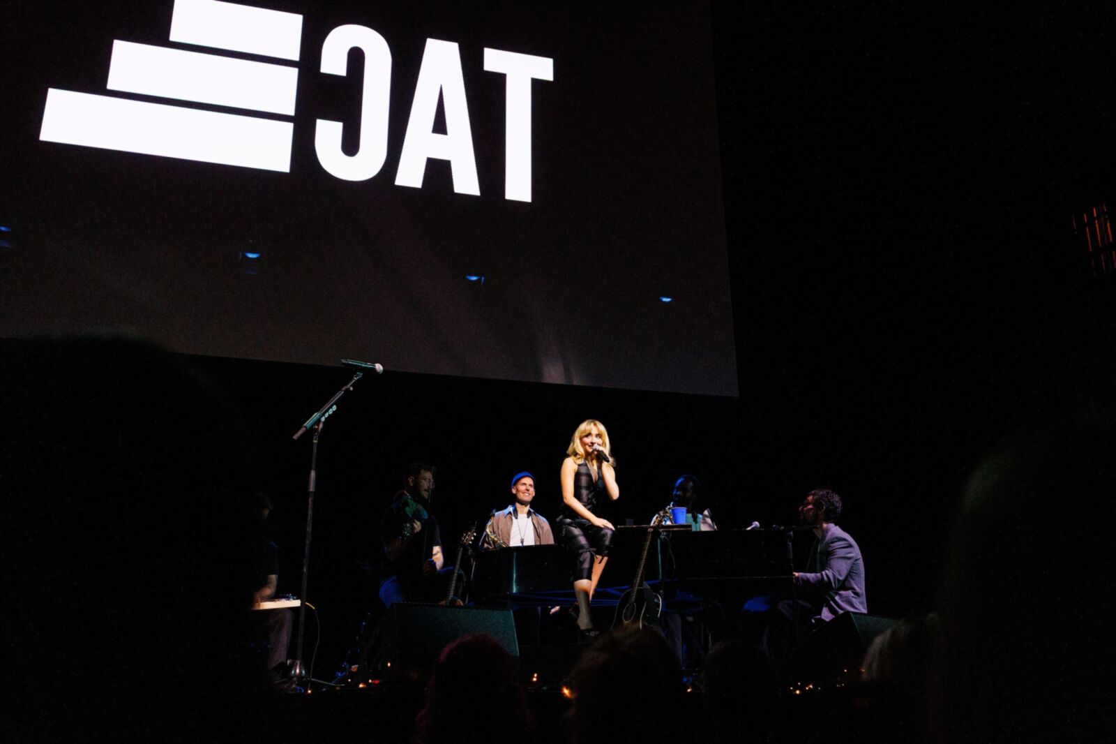 Sabrina Carpenter joue avec Bleachers