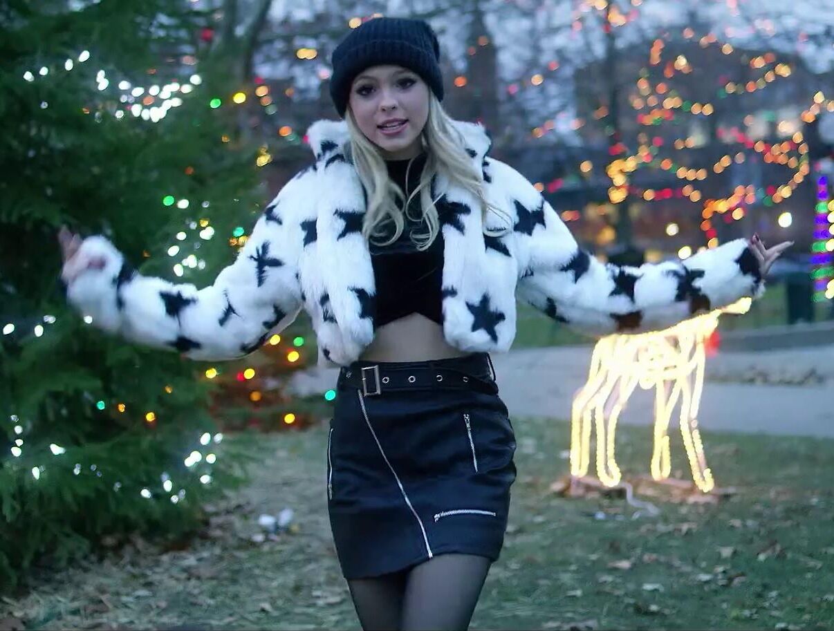 Jordyn Jones Teaser de Noël.