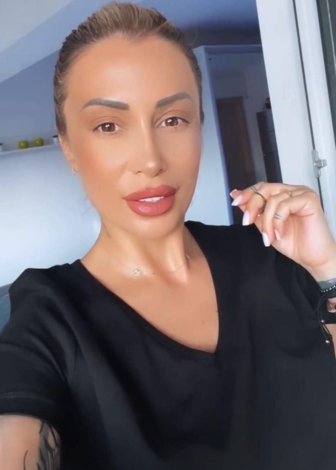 Ex petite amie roumaine Moniq bimbo... COMMENTAIRES SANS LIMITES