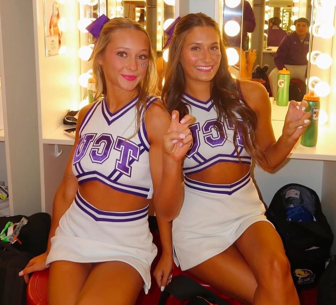 Kaylee, pom-pom girl d'université (uniforme) (Bikini)