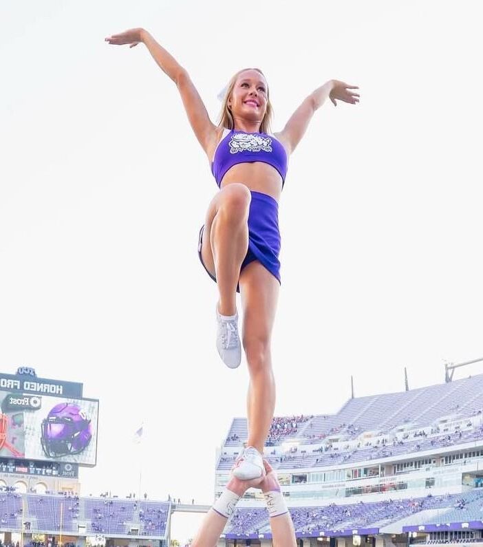 Kaylee, pom-pom girl d'université (uniforme) (Bikini)