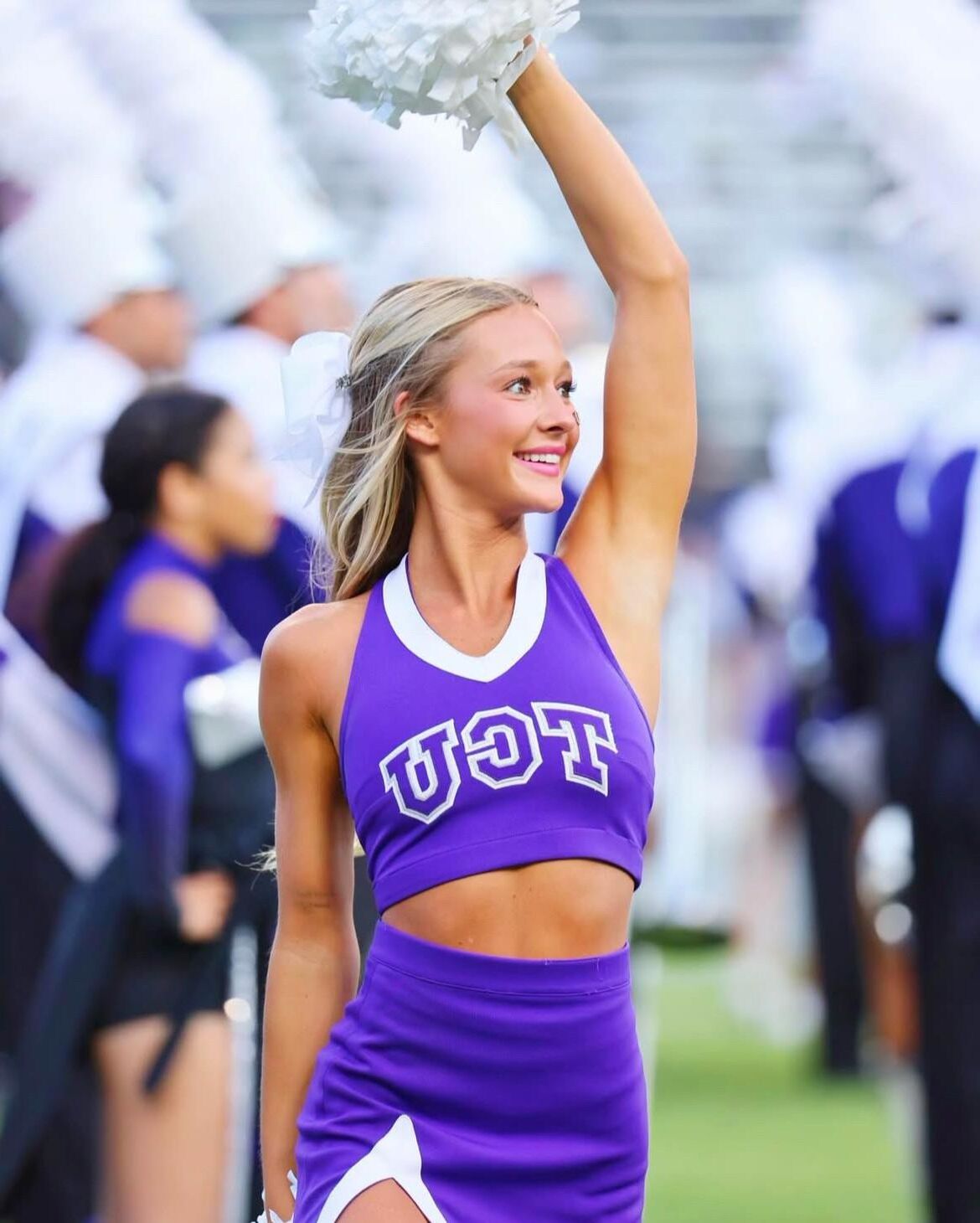 Kaylee, pom-pom girl d'université (uniforme) (Bikini)