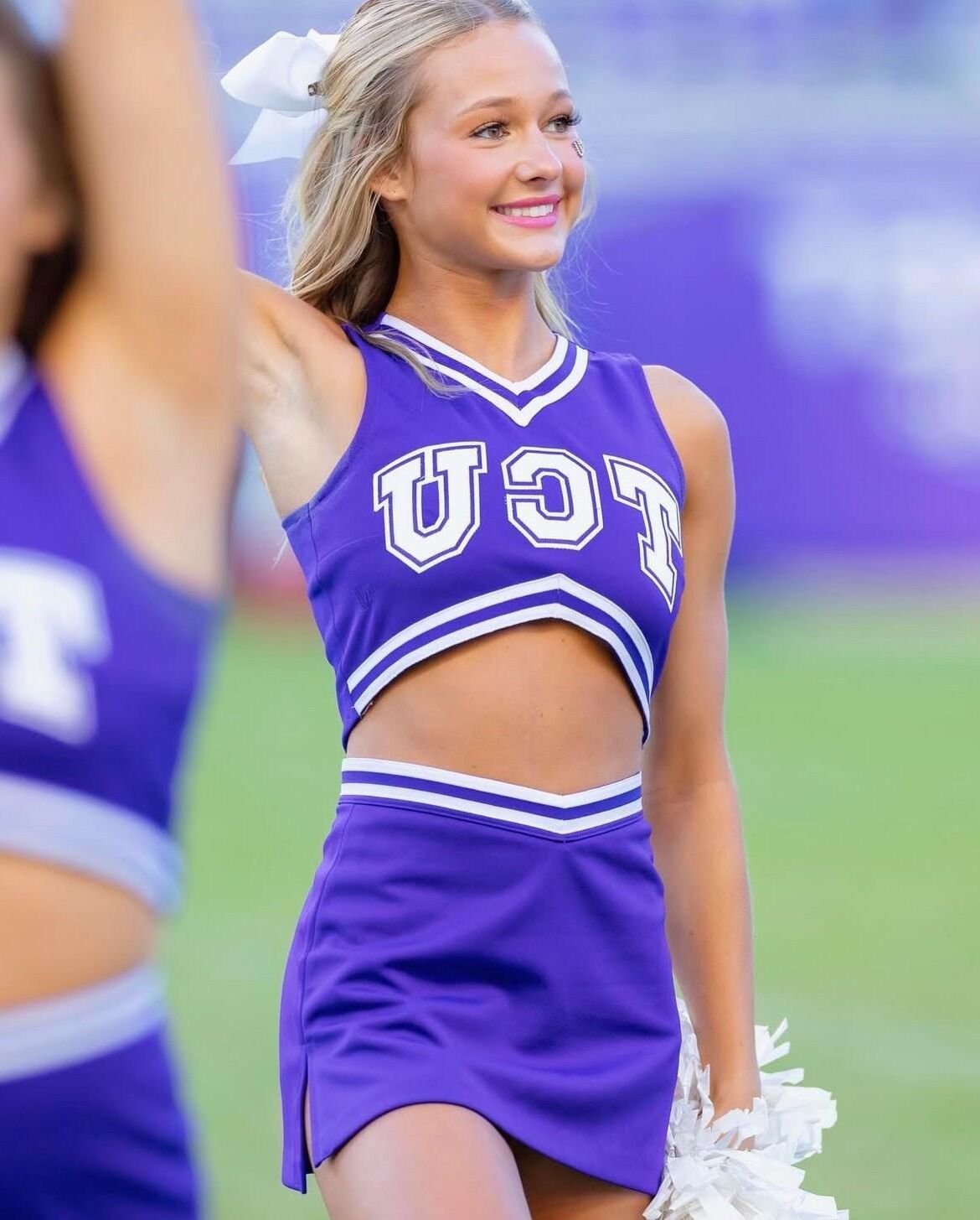 Kaylee, pom-pom girl d'université (uniforme) (Bikini)