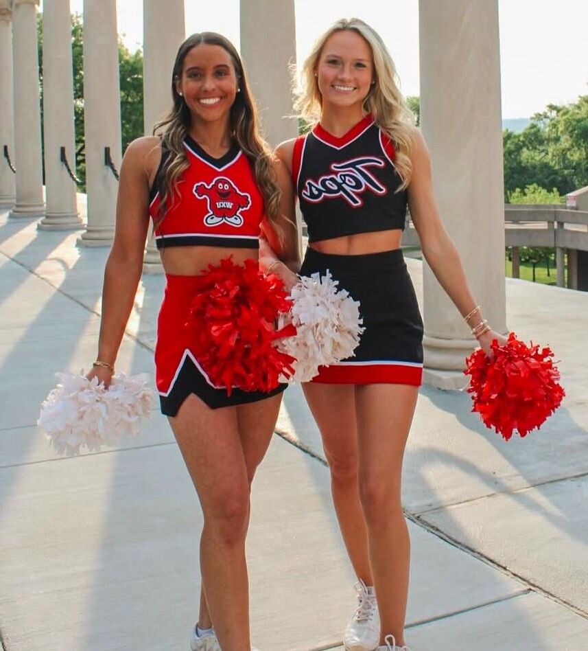 Köstliche College-Cheerleaderin Jacqui (Bikini) (Uniform)