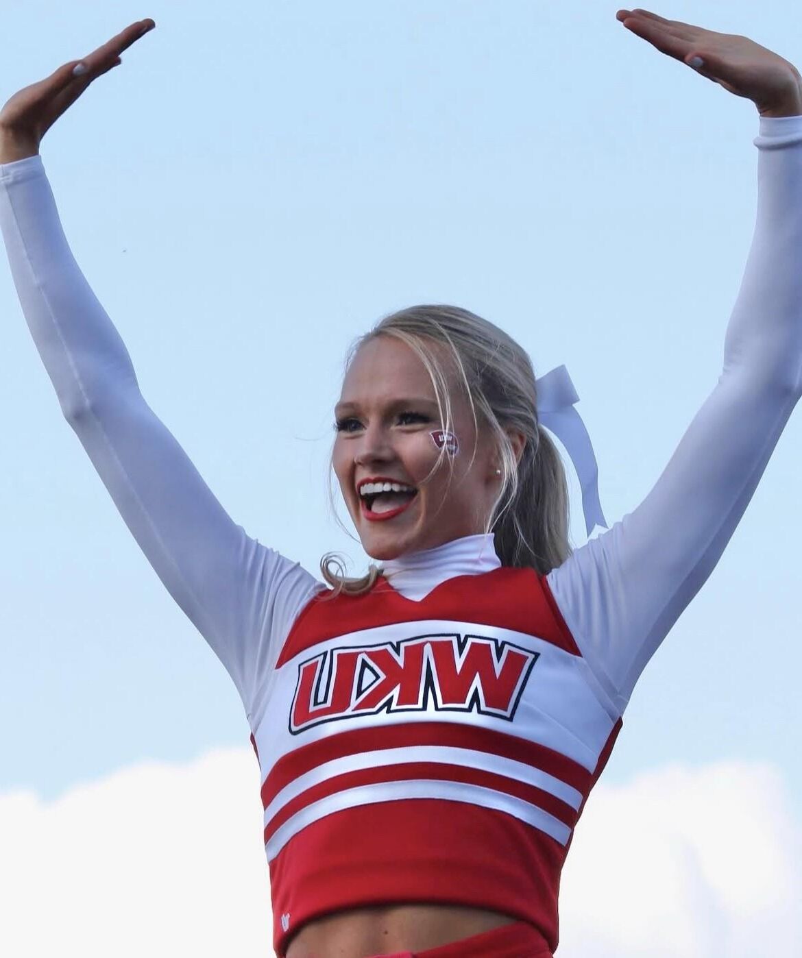 Köstliche College-Cheerleaderin Jacqui (Bikini) (Uniform)