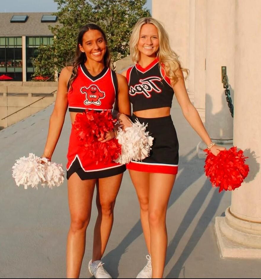 Köstliche College-Cheerleaderin Jacqui (Bikini) (Uniform)