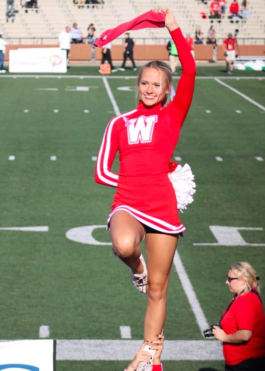 Köstliche College-Cheerleaderin Jacqui (Bikini) (Uniform)