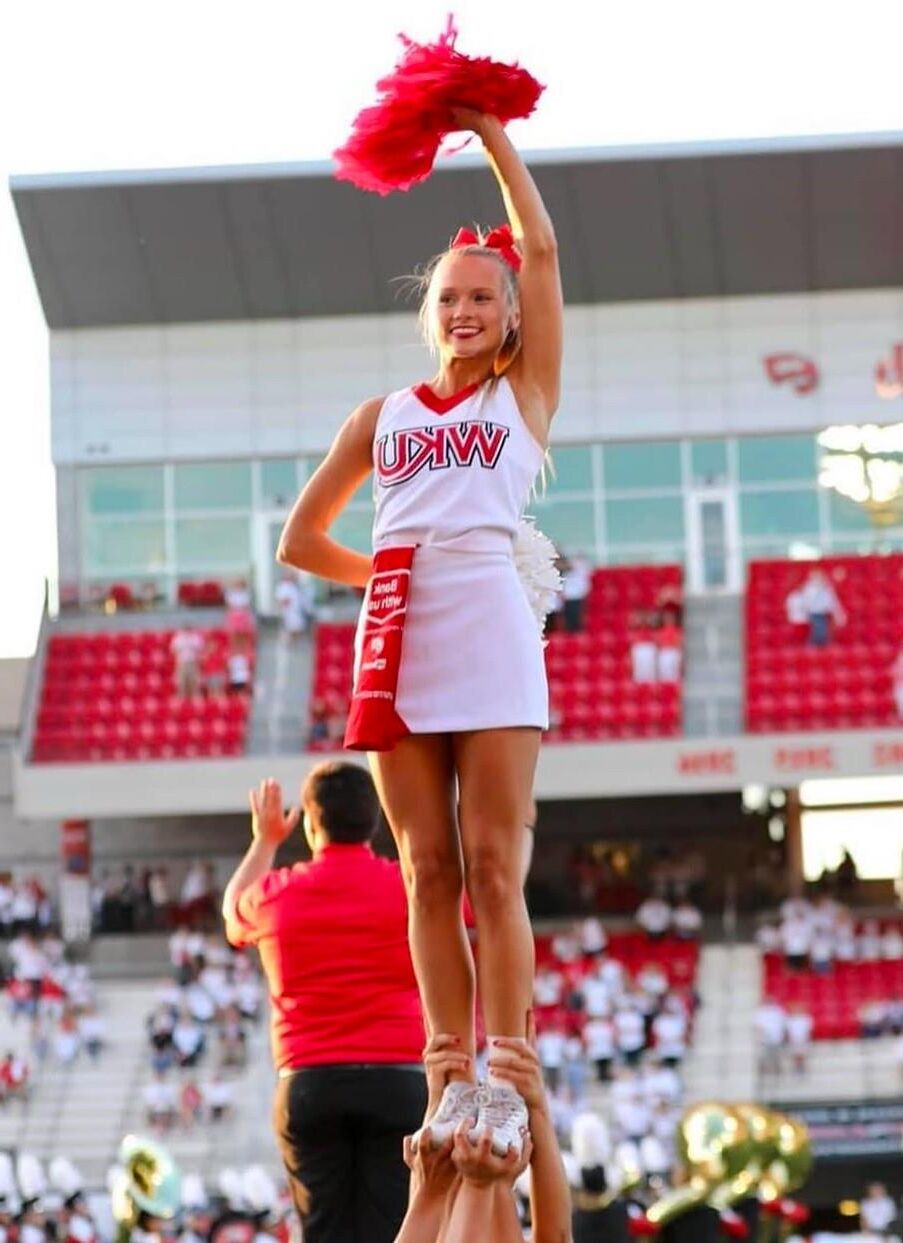 Köstliche College-Cheerleaderin Jacqui (Bikini) (Uniform)