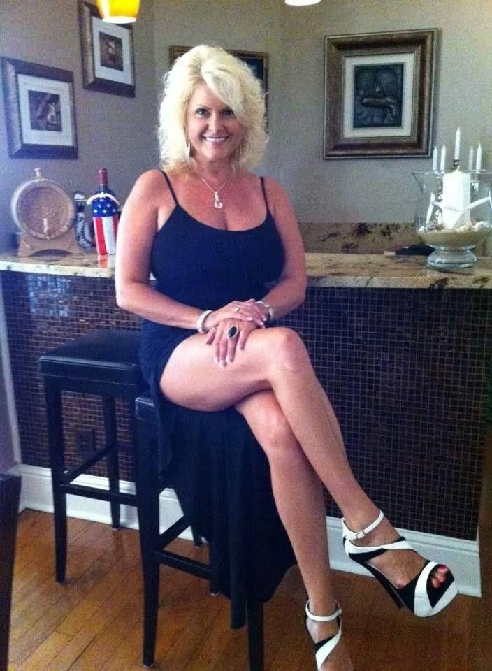 blonde MILF laiteuse