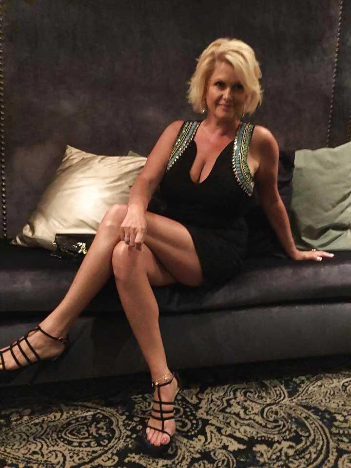 blonde MILF laiteuse