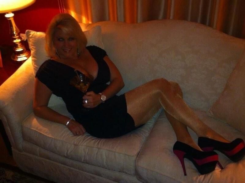 blonde MILF laiteuse