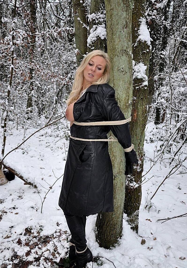 BLONDE SLAVE BOUNDED