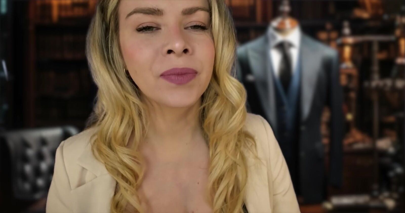 Scottish Murmurs ASMR Private Suit ajusté Lauren Woods