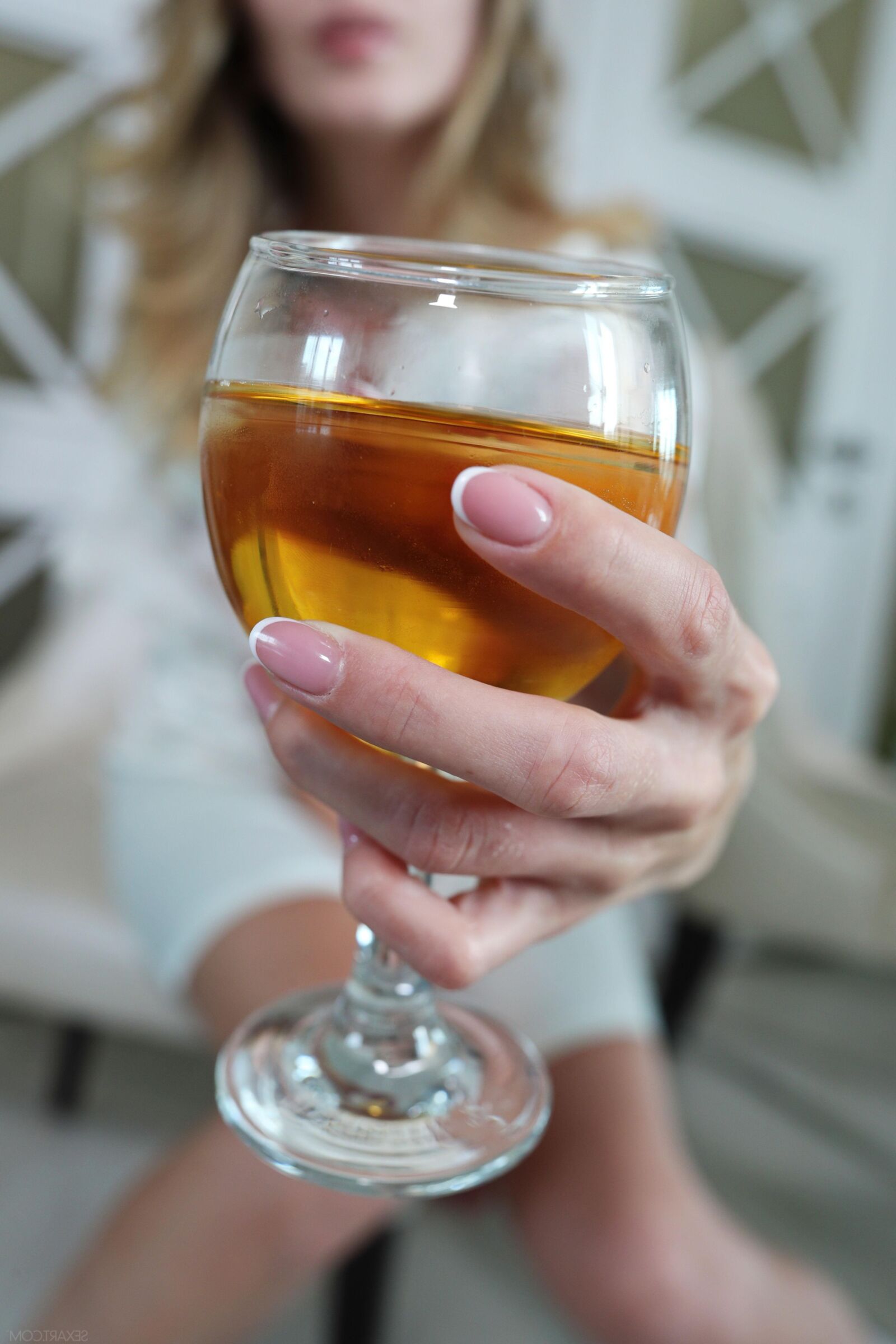 Schöne Bjorg trinken ein Glas Wein