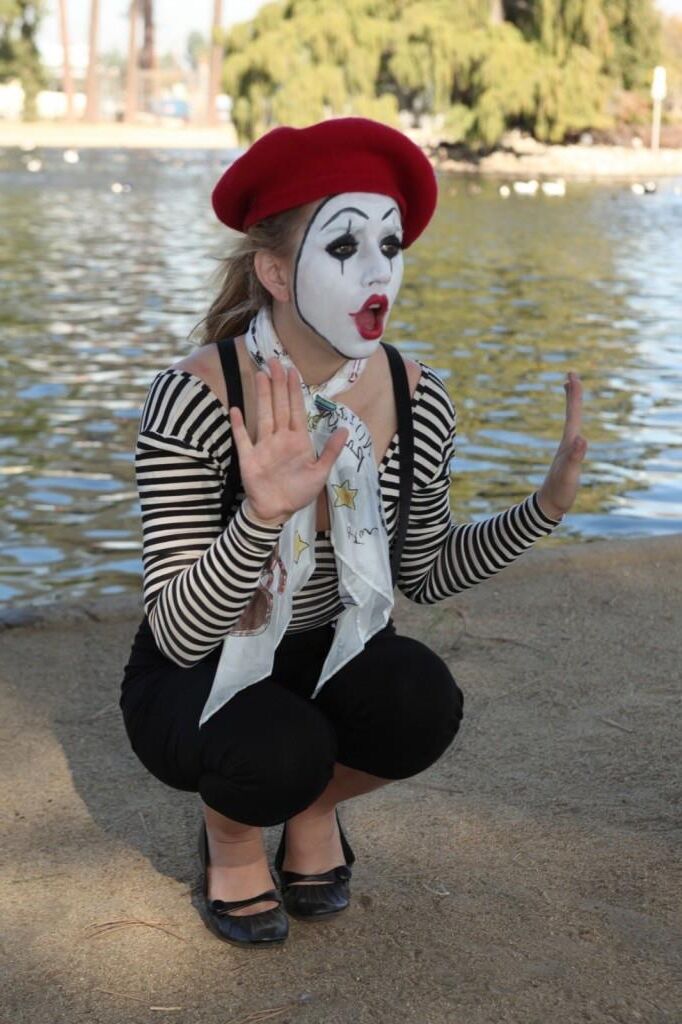 Cosplay Lexxi Belle als sexy Mime wird gefickt