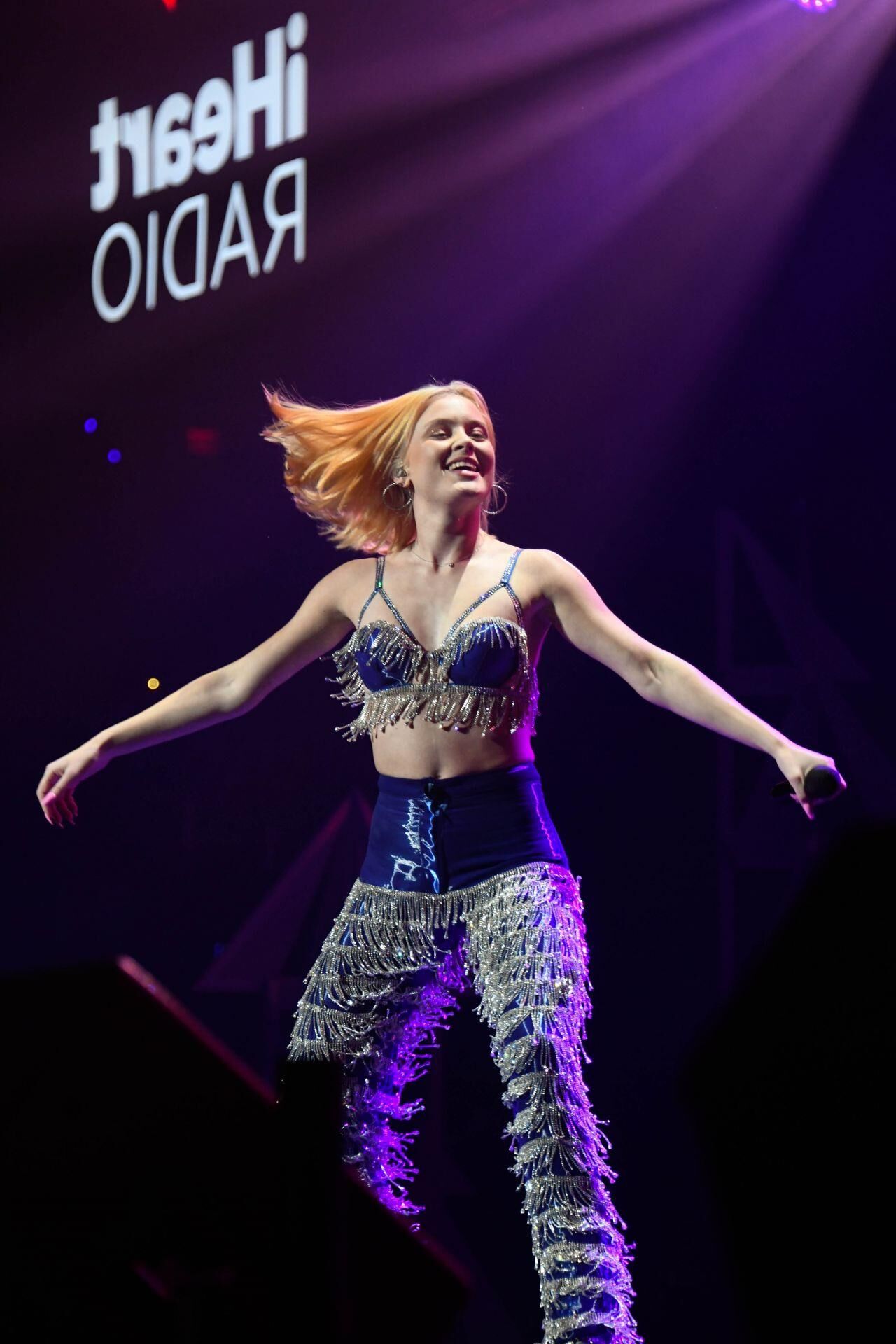 Zara Larsson se produit en direct sur Y Jingle Ball