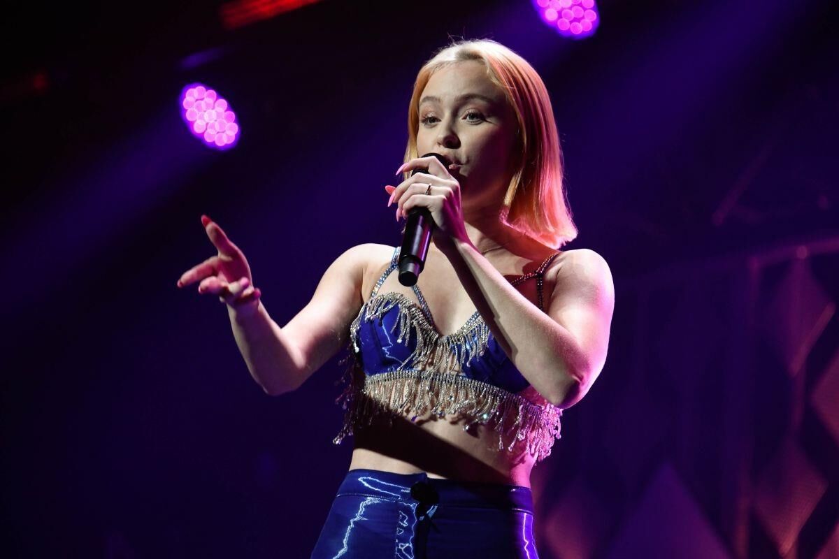 Zara Larsson se produit en direct sur Y Jingle Ball