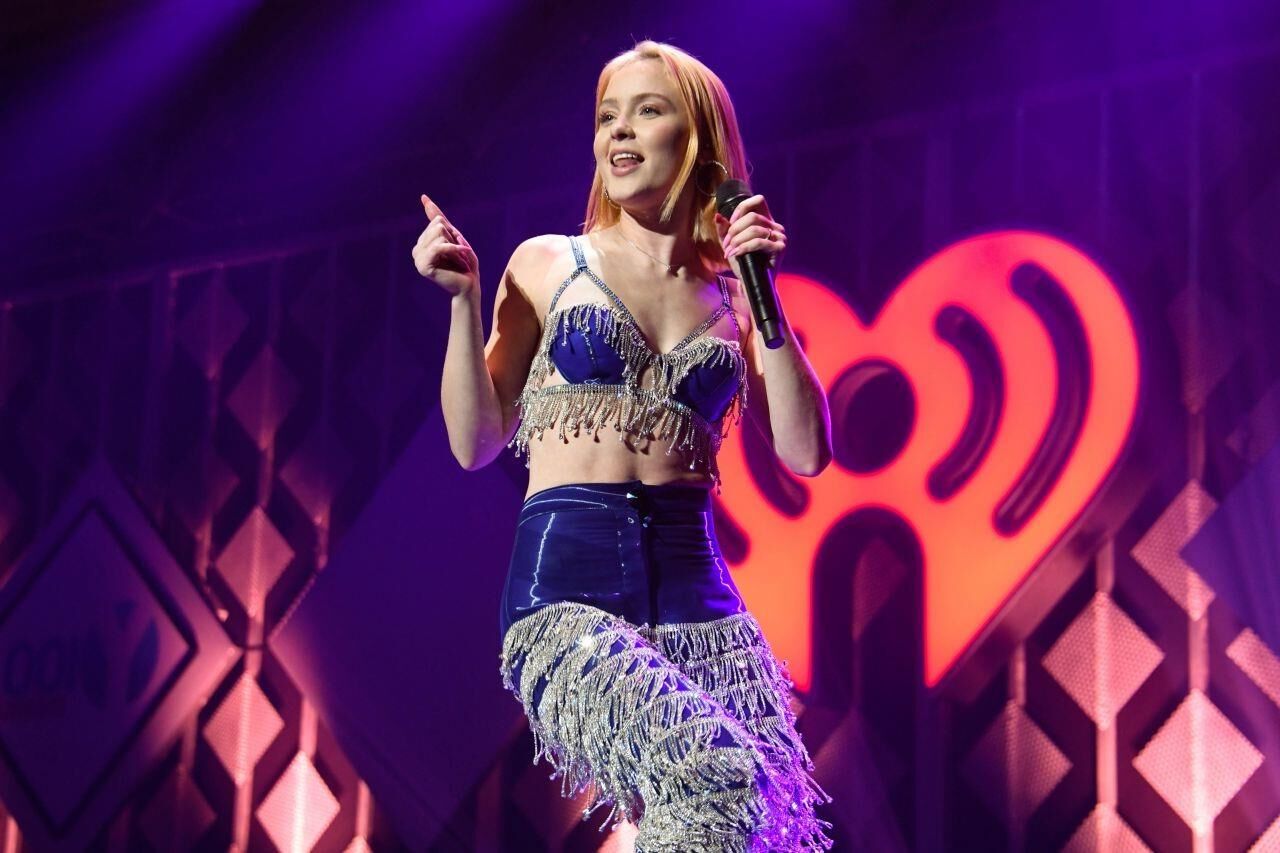 Zara Larsson se produit en direct sur Y Jingle Ball