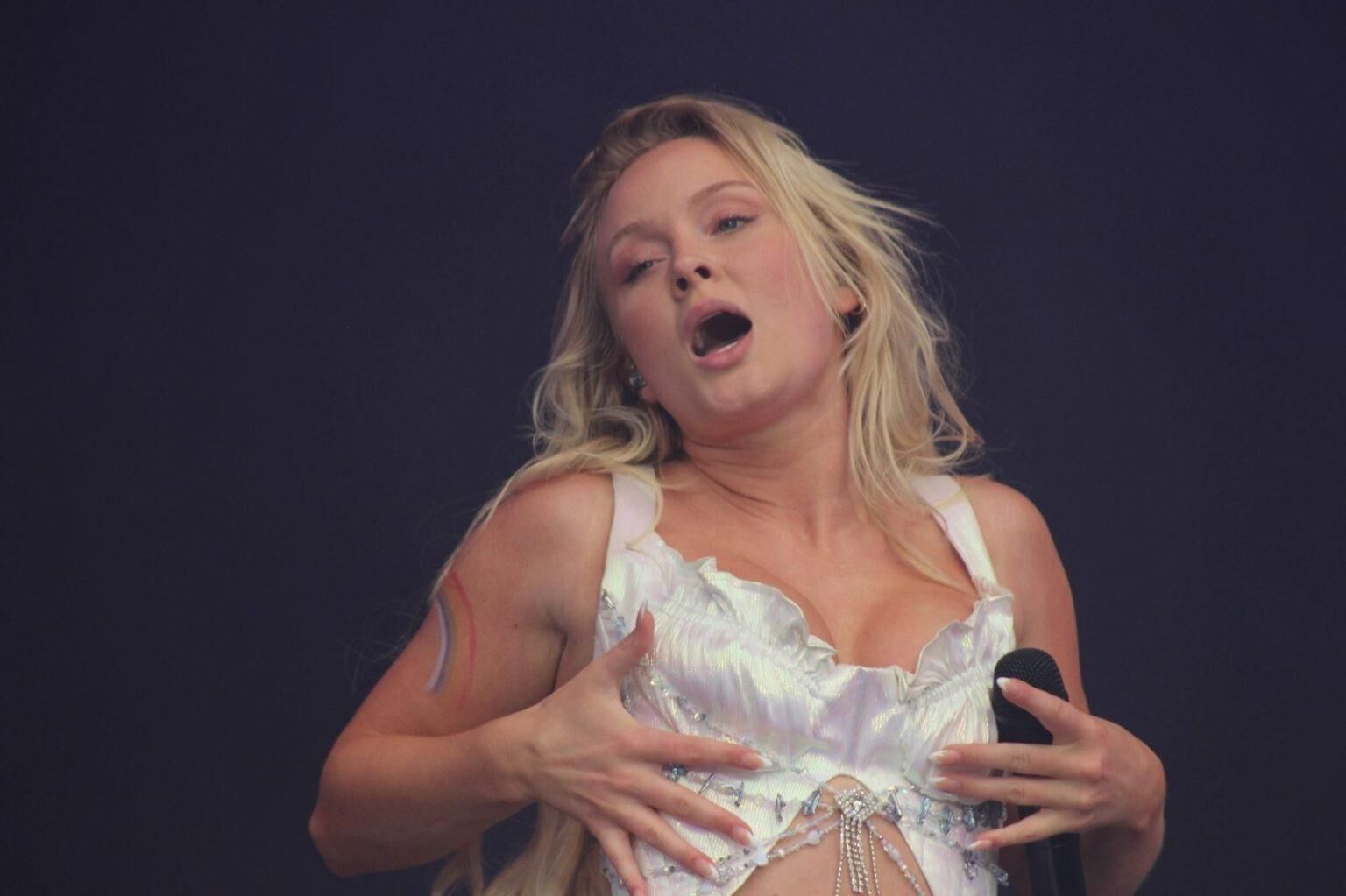 Zara Larsson bei Brighton Pride