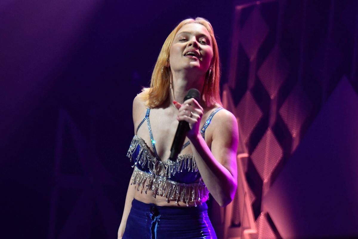 Zara Larsson se produit en direct sur Y Jingle Ball