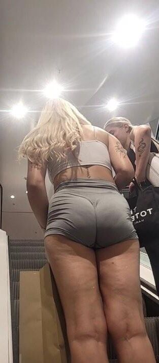 Magnifique blonde sexy de cul riche