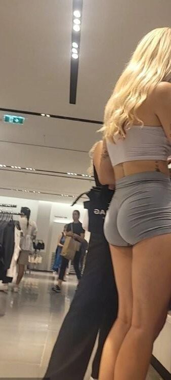 Wunderschöne sexy Blondine des reichen Arsches