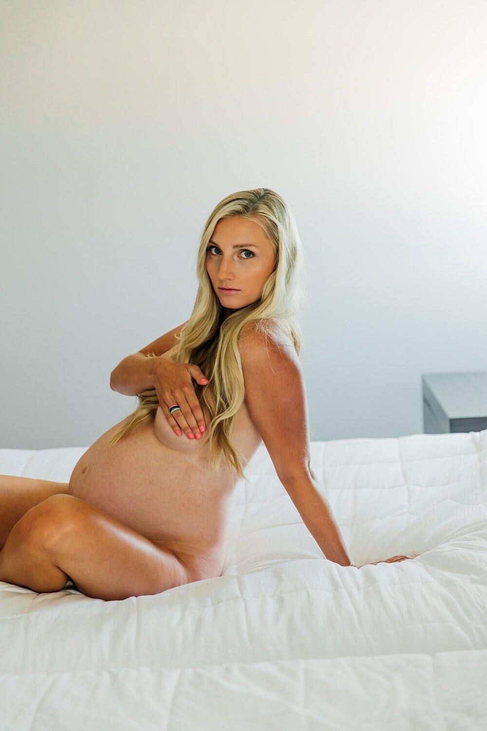 Judi est une blonde de preggo chaude