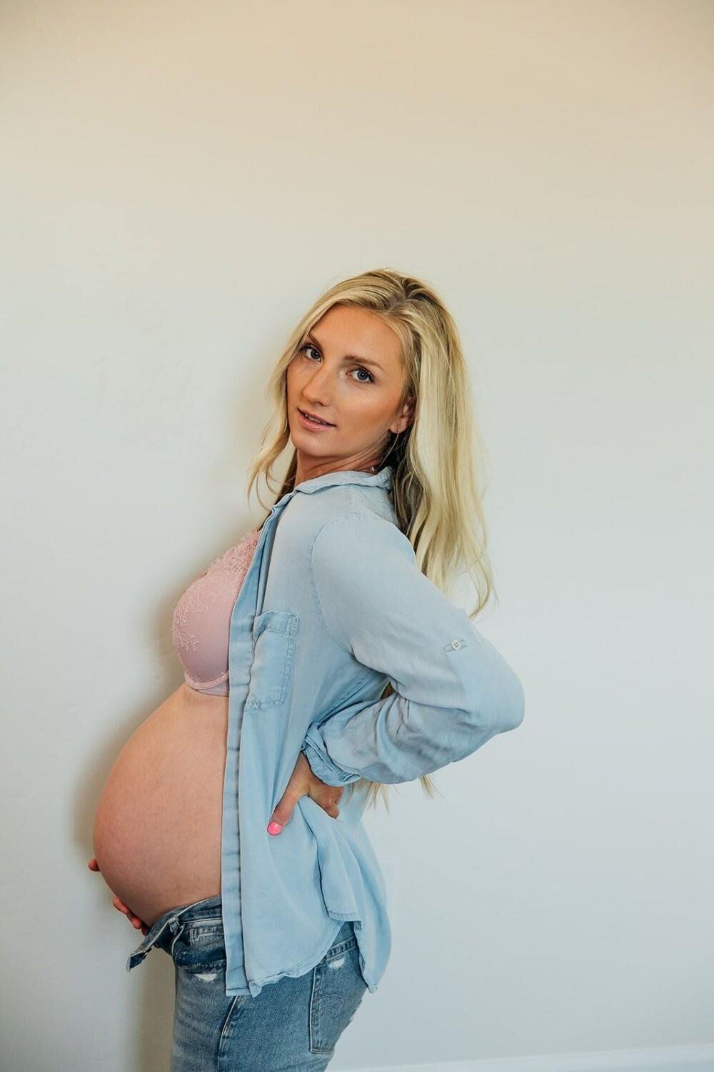 Judi est une blonde de preggo chaude