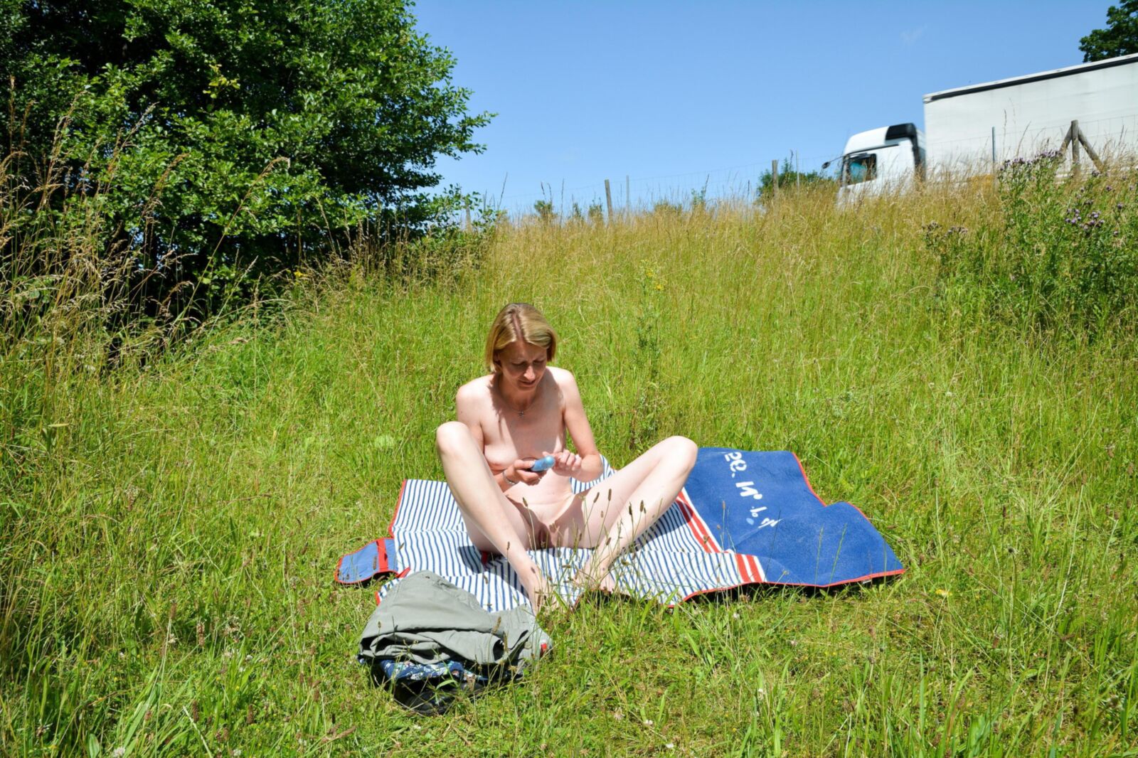 Session en plein air sur une autoroute de repos avec chauffeur de camion