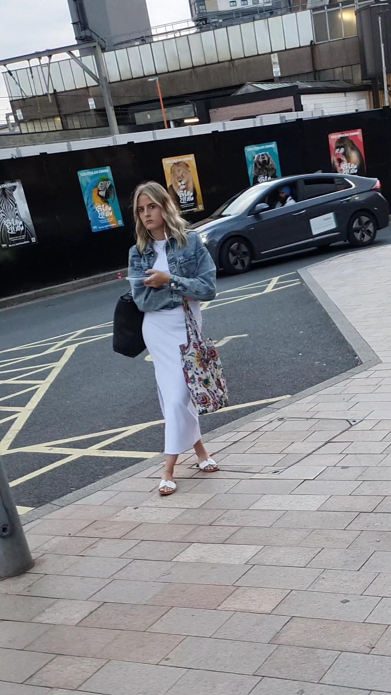 [CANDID] GRUMPY BLONDE WITH VERY PRETTY FEET