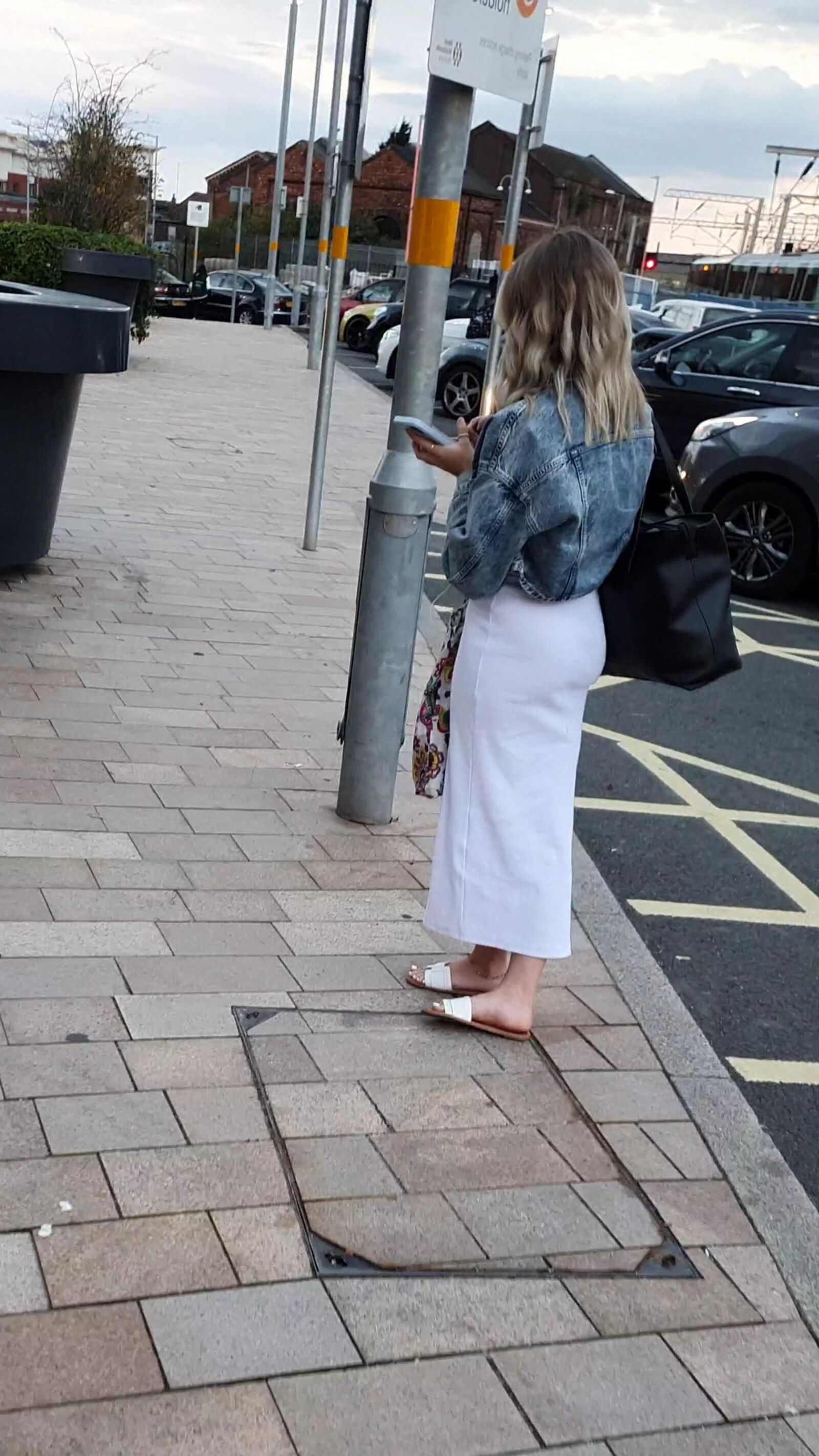 [CANDID] GRUMPY BLONDE WITH VERY PRETTY FEET