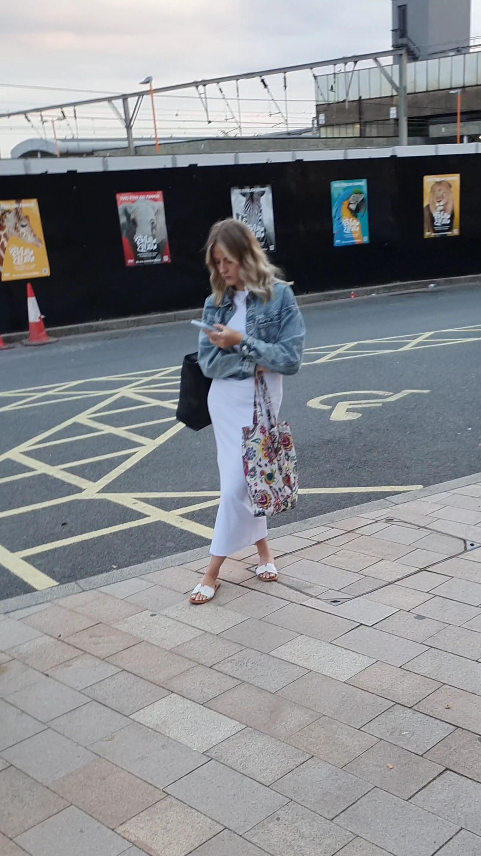 [CANDID] GRUMPY BLONDE WITH VERY PRETTY FEET