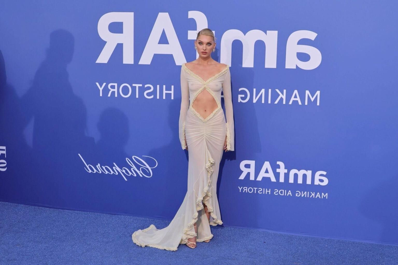 Elsa hosk seins mamelons robe transparente amfar cannes