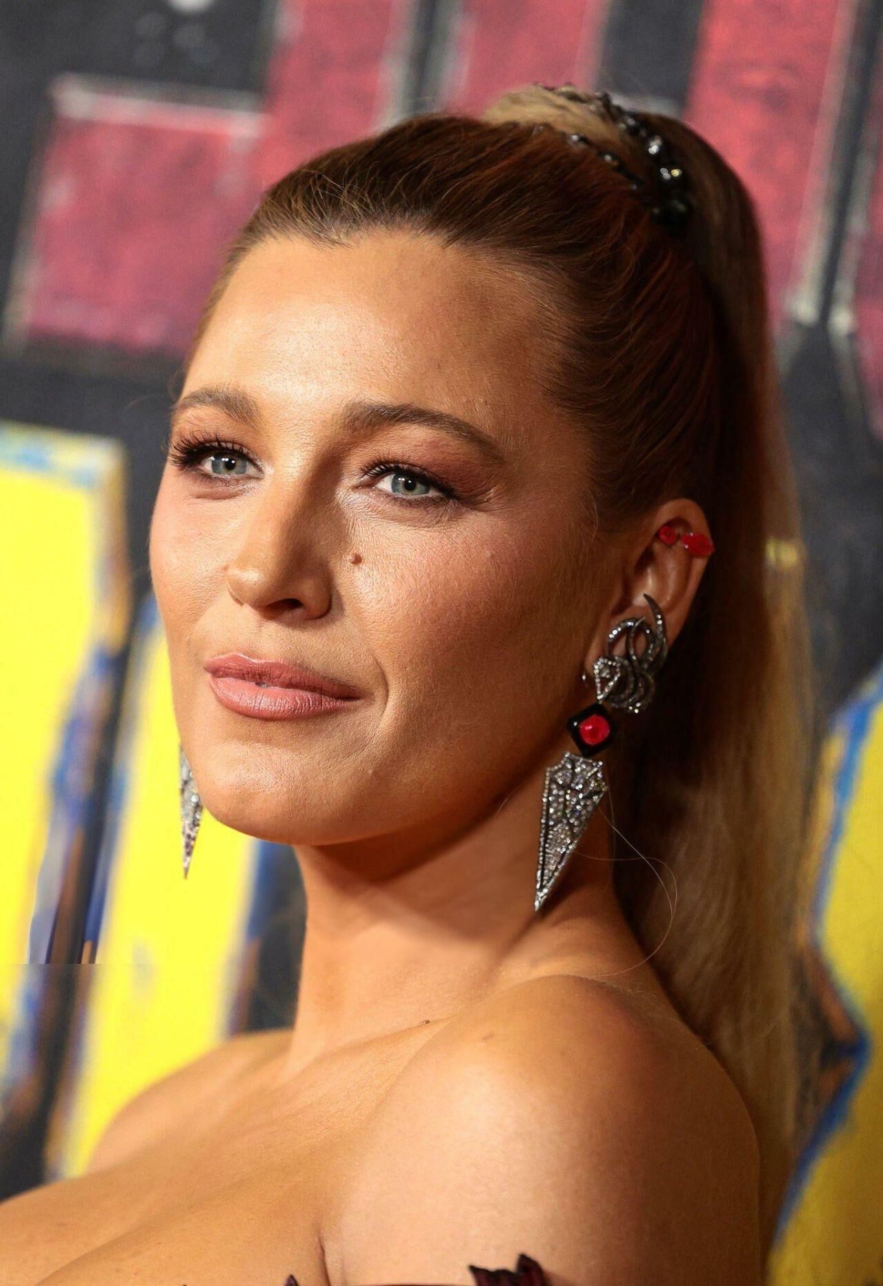 Blake Lively étouffe dans Versace à Deadpool