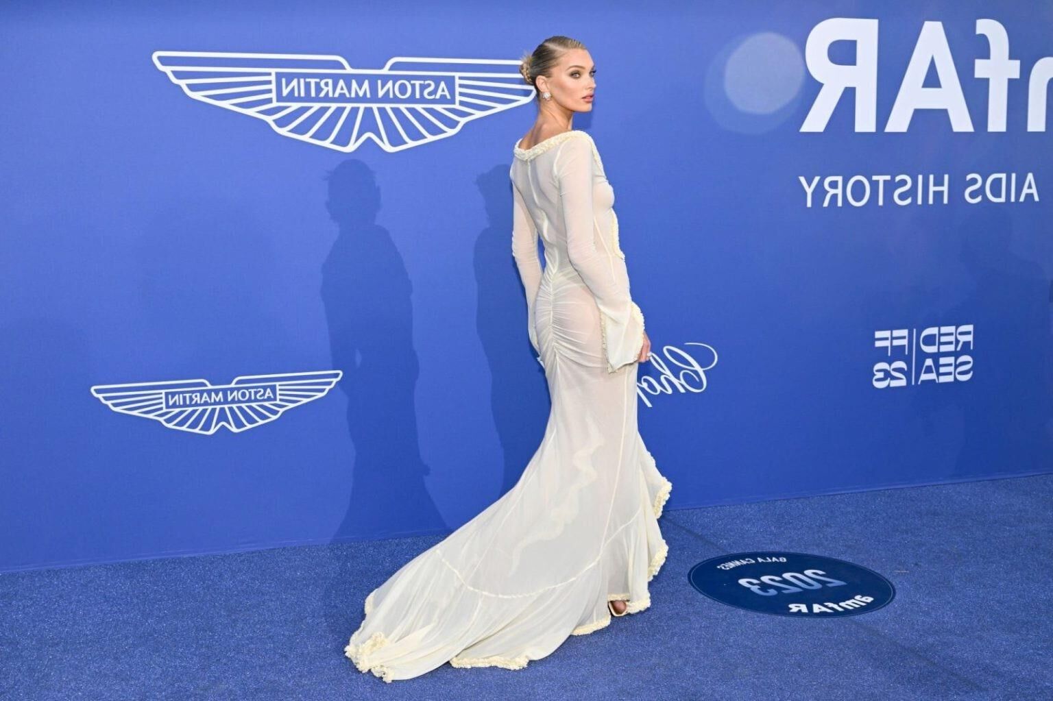 Elsa Hosk Brüste Brustwarzen reine Kleidung Amfar Cannes