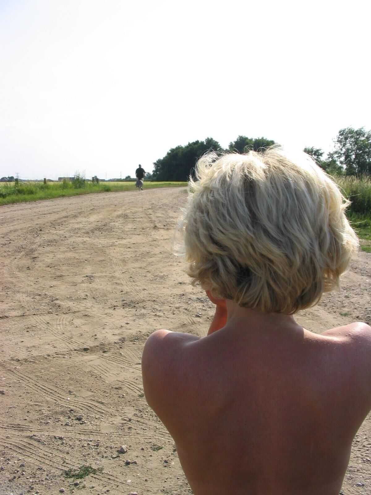 La blonde repose dans le sein de la nature