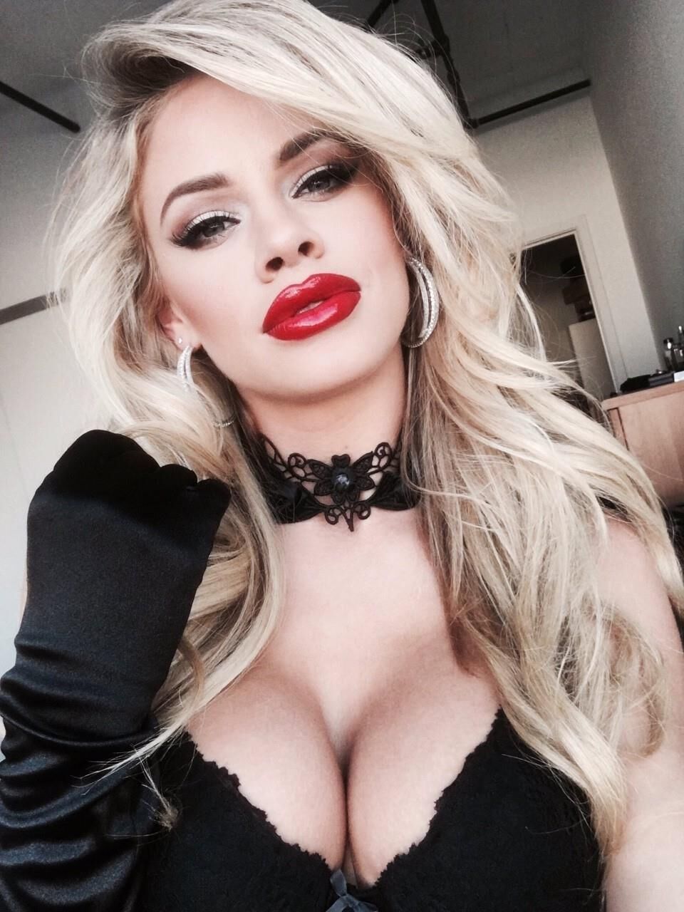 Jessica Weaver et autres filles aux gros seins incroyables