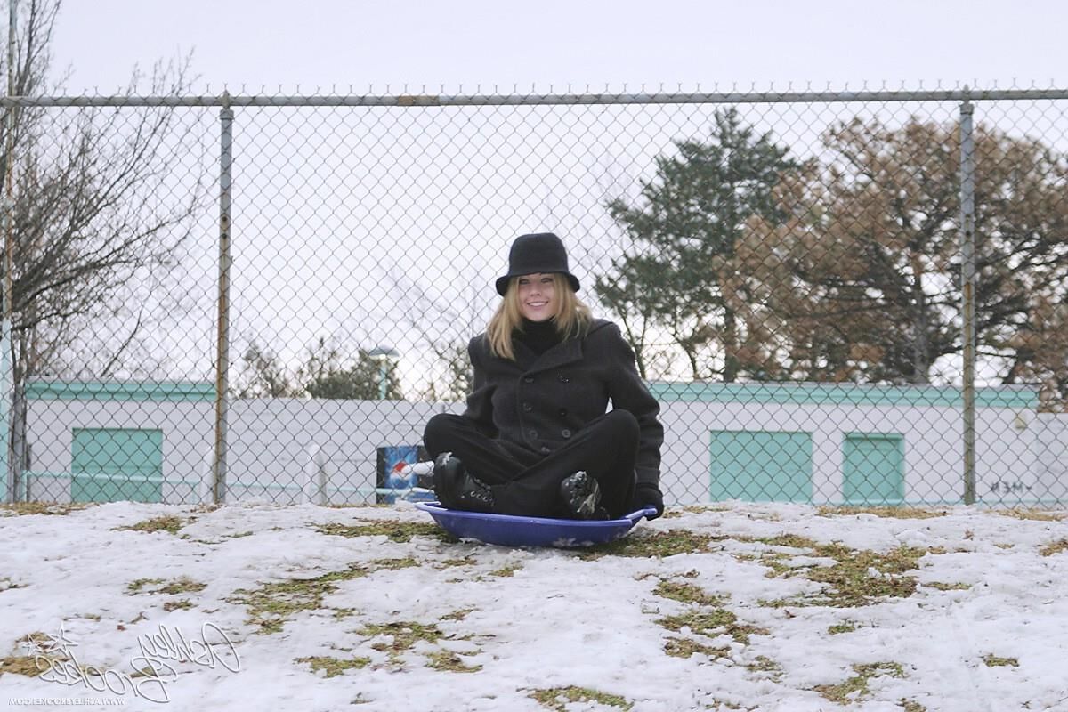 アシュリー・ブルックス「雪そり」