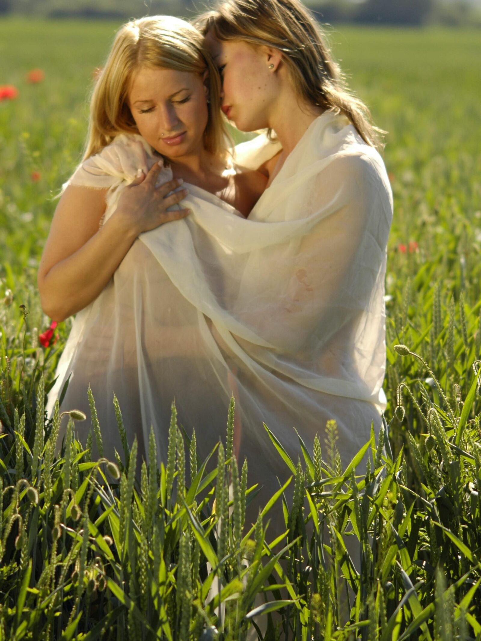 Lesbienne Adelka et Marie C Long Grass N